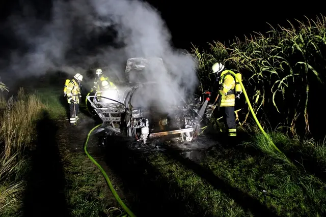 Trotz schnellen Anrückens: Dieser Wagen war nicht mehr zu retten | Foto: Feuerwehr