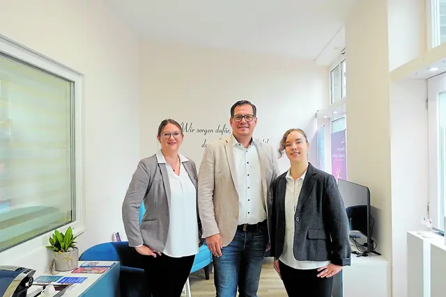 Das kompetente Team der Hörwelten (v. li.): Jenny Leifert (Hörakustik-Gesellin), Inhaber Dennis Meins (Hörakustik-Meister und Hörtherapeut), Ariane Koors (Auszubildende zur Hörakustikerin) | Foto: Meins