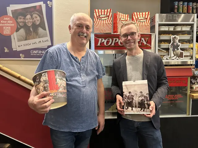 Bernd Keichel, Kinobetreiber Citykino Buxtehude und Pastor Dr. Jan Lohrengel von der St. Paulus Gemeinde Buxtehude | Foto: St. Paulus Kirchengemeinde Buxtehude