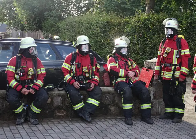 In Marxen bereiten sich Einsatzkräfte unter Atemschutz auf ihren Einsatz vor | Foto: Feuerwehr SG Hanstedt