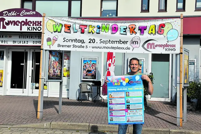 Carsten Reck, Inhaber des Movieplexx-Kinos, organisiert die kurzweiligen Aktionen am Weltkindertag rund um das Kino | Foto: Axel-Holger Haase