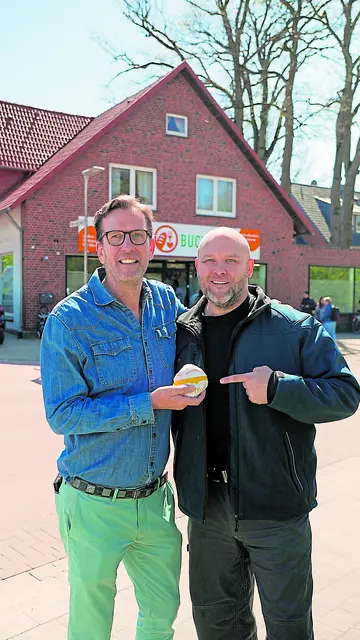 Bernhard Unger (li.) und Frank Bökler von der Buchholzer Tafel, die Bernhard Unger unterstützt | Foto: Privat