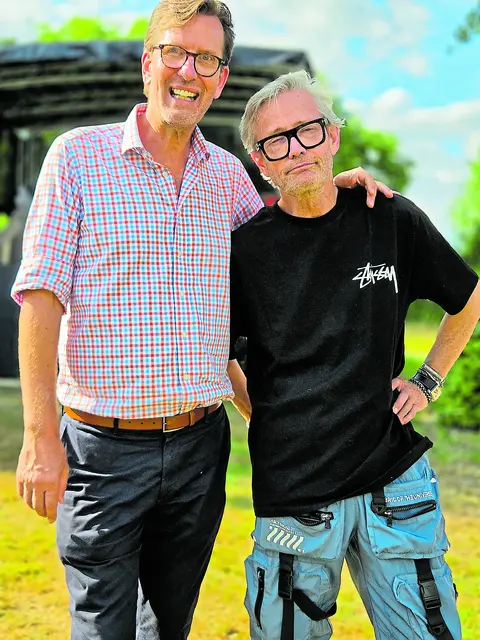 Stephan Schmidt (re.,Geschichts- und Museumsverein Seppensen): "Ohne Bernhard hätte es das Grassmilk Festival nicht gegeben. Er hat uns erst miteinander vernetzt." | Foto: Privat