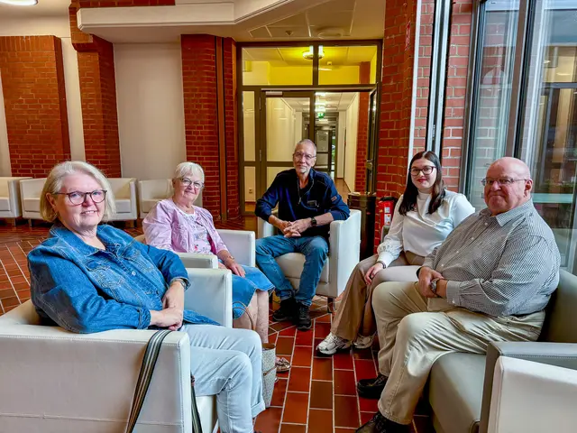 Martina Uehre (v. li.), Gisela Polnau, Holger Lange, Marie-Sophie Polnau und Wolfram Uehre unterstützen die Wahlen seit Jahren | Foto: Gemeinde Seevetal