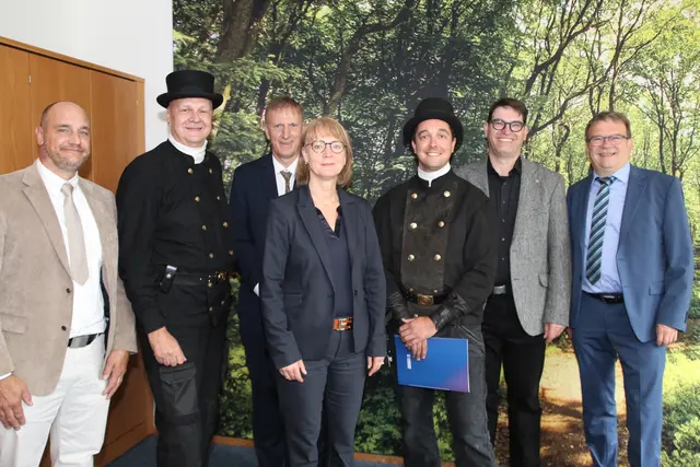 Den Bezirksschornsteinfegerwechsel nehmen (von links) Michael Hackel, 2. Vorsitzender der Kreisgruppe in der Schornsteinfegerinnung, Christoph Heimbürger, Volker Dierssen von der Abteilung Ordnung und Verbraucherschutz, Kreisrätin Annerose Tiedt, Daniel Mischke, Obermeister Magnus Werner und Thorsten Völker, Leiter der Abteilung Migration, Ordnung und Verbraucherschutz, vor.
 | Foto: Landkreis Harburg