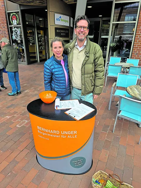 Ehefrau Sonja unterstützt ihren Mann Bernhard an seinem Stand auf dem Buchholzer Wochenmarkt. Sollte die Wahl zum Bürgermeister gelingen, wird Bernhard Unger auch weiterhin einen Stand auf dem Wochenmarkt haben  | Foto: Privat