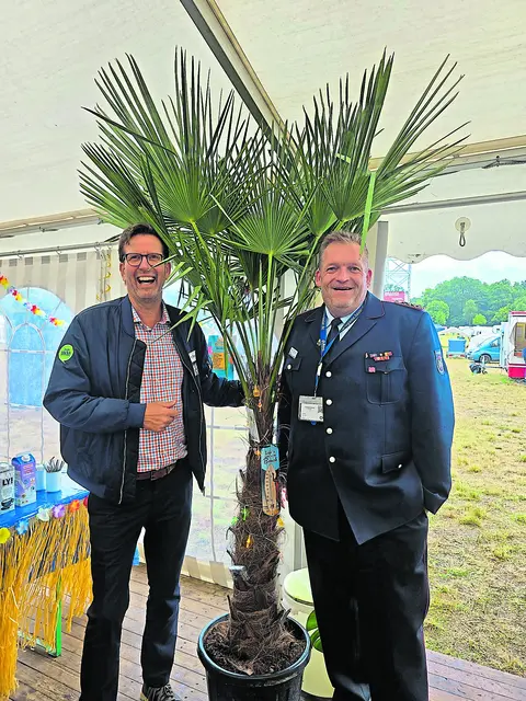 Spaß muss sein: Bernhard Unger und Christian Horend auf dem Kreisjugendzeltlager der Jugendfeuerwehr Landkreis Harburg  | Foto: Privat