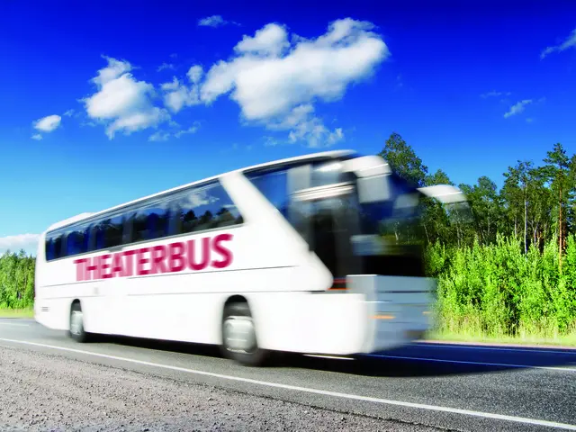 Der Theaterbus fährt die Kunstinteressierten zu den Veranstaltungen und zurück | Foto: Theaterbus