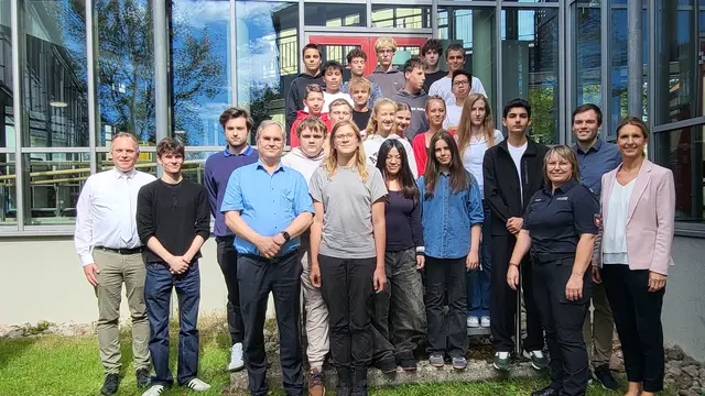 Die Neuntklässler erlebten das erste Mal in ihrem Leben eine echte Strafverhandlung, der Vormittag wurde begleitet von Oberamtsanwalt Oliver Köhler (li.), Amtsgerichtsdirektorin Dr. Astrid Hillebrenner (re.) und Katrin Ragge von der Polizei (3. v. re.) | Foto: sh