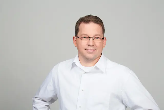 Physiotherapeut Oliver Brinkmann bietet am Aktionstag professionelle Schlafberatung inklusive Rückenvermessung an | Foto: Möbel Michaelis