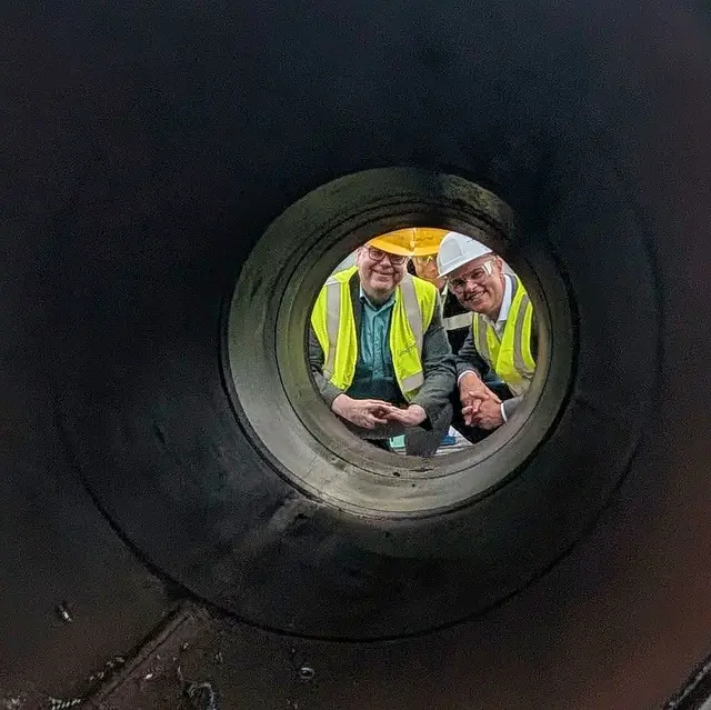 Zwei Minister blicken in die Röhre: dieses alte Teilstück der Gasleitung wurde ausgetauscht, um die Pipeline fit für Wasserstoff zu machen | Foto: jd