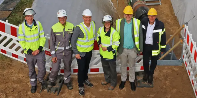 Ortstermin auf der Lühesand-Baustelle (v. li.): Projektmanager Hanno Wennekamp, Großprojektmanager Dr. Michael Kleemiß, Minister Tobias Goldschmidt, Gasunie Deutschland-Chefin Britta van Boven, Minister Christian Meyer und Lühe-Rathauschef Timo Gerke | Foto: jd