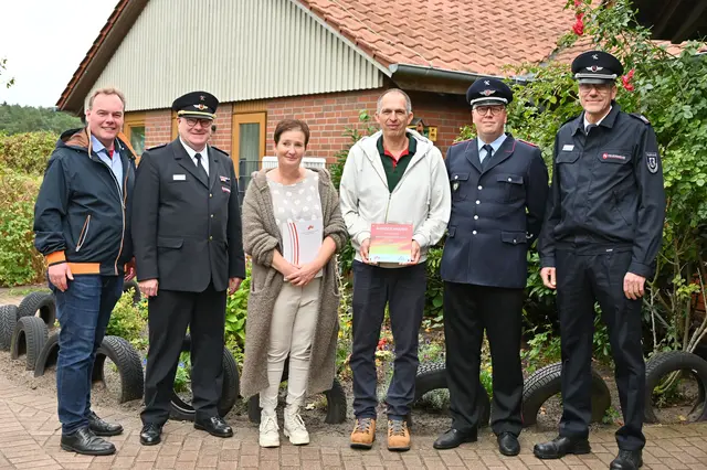 Bei der Ehrung (v. li.): Bürgermeister André Wiese, Kreisverbandsvorsitzenden Jörn Petersen, Kita-Leiterin Kirstin Barth, Brandschutzerzieher Markus Reiß, Ortsbrandmeister Jens Bleecken, Kreisbrandschutzerzieher Olaf Bruhn | Foto: Feuerwehr