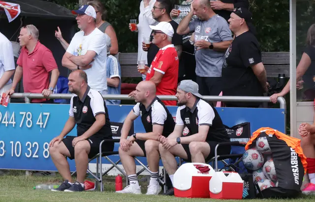 Trainer Marco Spangenberg (links) und das Tainerteam freuten sich im dritten Versuch über den ersten Heimsieg | Foto: ks