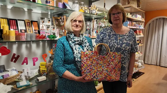 Karin Fritze (li) und Sabine Prilop mit einem ihrer Verkaufsrenner: eine Tasche aus Tetra Paks
