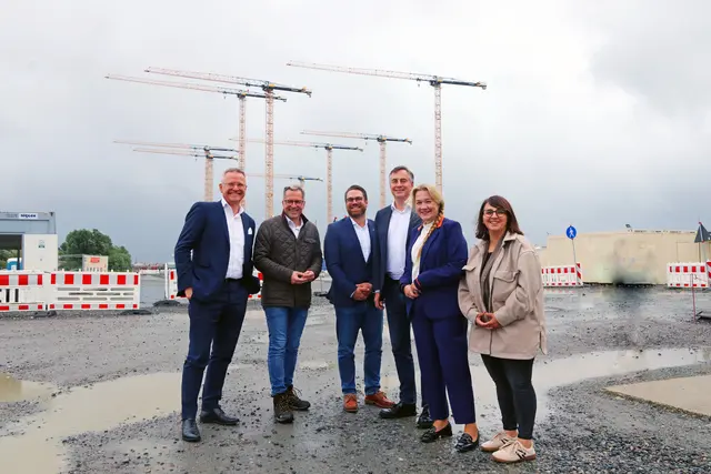 CDU-Besuch auf der HEH-Baustelle für das Stader LNG-Terminal (v.li.): Jan Themlitz (HEH), Landrat Kai Seefried, Bürgermeisterkandidat Arne Kramer, EU-Parlamentarier David McAllister, CDU-Kreisvorsitzende Melanie Reinecke und Wahlkampfmanagerin Elif Aydin | Foto: jd