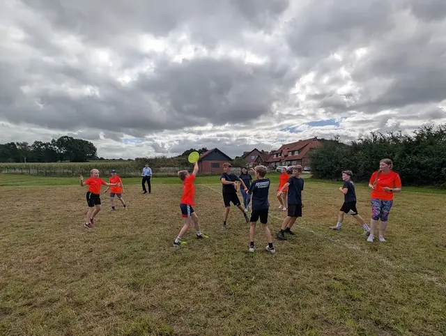 Das Frisbee-Spiel verlangte viel Geschicklichkeit und Koordination | Foto: Feuerwehr