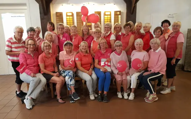 Das Engagement der Golferinnen zahlte sich aus: Durch Teilnahmegebühren und zusätzliche Spenden kamen beim Pink Ribbon Damentag in Buxtehude insgesamt 2.000 Euro zusammen. | Foto: Marianne Kröger