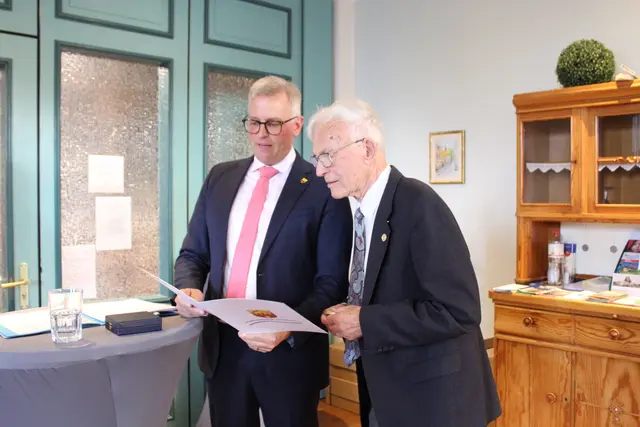 Dr. Peter Brümmel (re.) erhält von Knut Willenbockel die Urkunde | Foto: sb