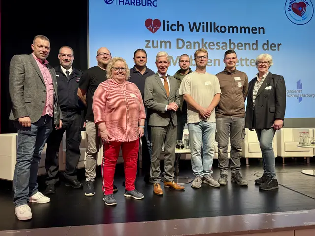 Feierten die Retter (v. li.): Timo Reymers (stellvertretender Rettungsdienstleiter Landkreis Harburg), Rainer Wendt (Gemeindebrandmeister Seevetal), Martin Jürgs (Mobiler Retter, FFW Seevetal), Angelika Tumuschat-Bruhn (Vorsitzende des Ausschusses für Feuerschutz, Ordnung und Sicherheit), Marco Horstmann (Mobiler Retter, FFW Seevetal), Landrat Rainer Rempe, Marcel Lindackers (Mobiler Retter, FFW Seevetal), Erik Thiele (Mobiler Retter, FFW Seevetal) Elias Gruhn (Mobiler Retter, FFW Seevetal) und Emily Weede | Foto: Gemeinde Seevetal