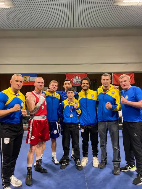 Ohne Niederlage aus Elmshorn zurück: die Staffel des Buxtehuder SV mit dem Wettkampftrainer-Team nach einem
langen Boxtag mit (von links): Trainer Stephan W., Boxer Stefan R., Boxer Emil M., Boxer Qusai A. (ohne Wettkampf), Boxer Eltaf K., Boxer Ama G. sowie die Trainer Ralf G. und Sergej W. | Foto: Stephan Walcker Mayer 