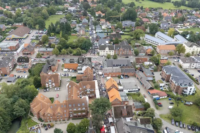 Blick über den Flohmarkt vom Himmelsweg in Richtung Schützenstraße | Foto: brehmium photography