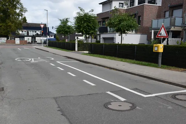 Hier zwischen den Markierungen darf geparkt werden | Foto: Axel-Holger Haase