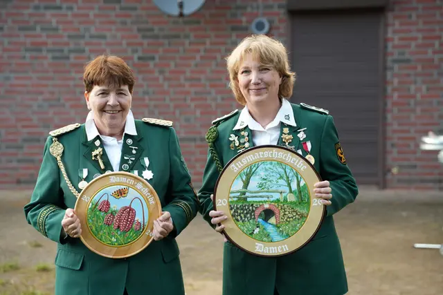 Regina Wolf (li.) und Alexandra Dohrmann schossen erfolgreich auf die Damenscheiben | Foto: SK Ohlendorf