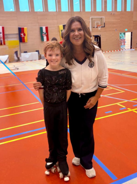  Die frühere Eiskunstlauf-Olympiasiegerin Katarina Witt mit dem achtjährigen Till Budweg aus Harsefeld | Foto: TuS Harsefeld