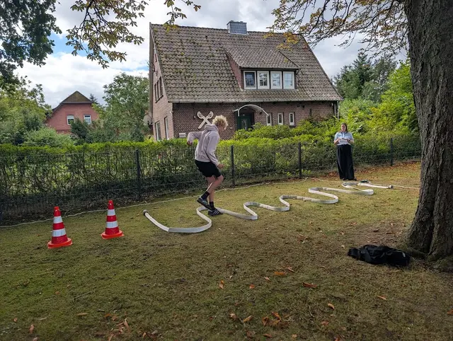 Natürlich gehört ein Löschschlauch zu den Geschicklichkeitsspielen | Foto: Feuerwehr