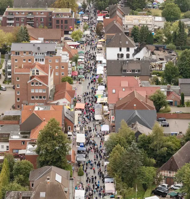 Der Töster Flohmarkt in der Bahnhofstraße | Foto: brehmium photography