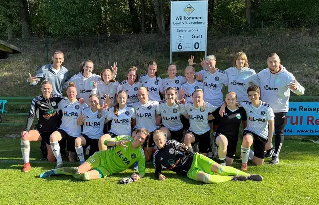 Das jubelnde Team des FC Jesteburg-Bendestorf nach ihrem 6:0-Heimsieg in Jesteburg | Foto: privat