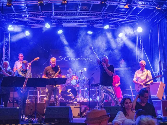 Die Band B-Connected eröffnet mit bekannten Hits offiziell das Dorffest: Partystimmung garantiert | Foto: B-Connected