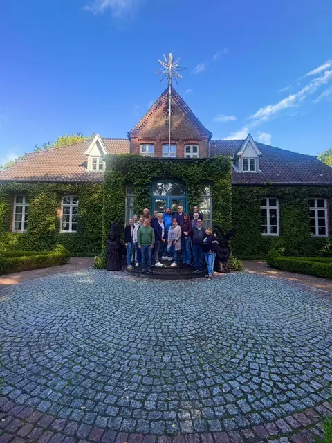 Die Teilnehmerinnen und Teilnehmer des Treffens vor der Villa von Issendorff in Himmelpforten | Foto: Reimers