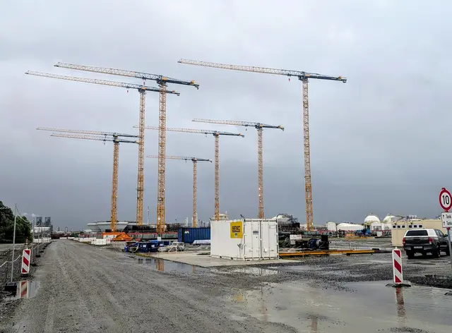 Die hohen Kräne sind derzeit das "Wahrzeichen" der Baustelle für das LNG-terminal | Foto: jd