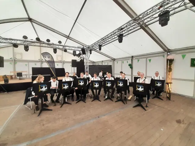 Wo gefeiert wird, spielt das Stadtorchester – hier 2025 im Festzelt beim Schützenfest Altkloster | Foto: Stadtorchester Buxtehude