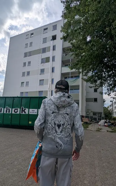 Einer der ehemaligen Bewohner steht vor dem Horror-Hochhaus. Er berichtet von schlimmen Zuständen | Foto: jd