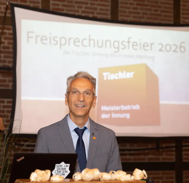 Obermeister Christian Poggensee freute sich mit den ehemaligen Auszubildenden | Foto: ks