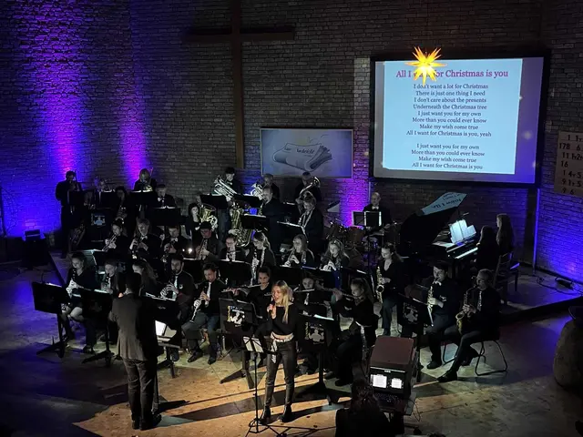 Volle Kirche, volles Orchester: das Mitsingkonzert in St. Paulus im Advent 2025. | Foto: Stadtorchester Buxtehude