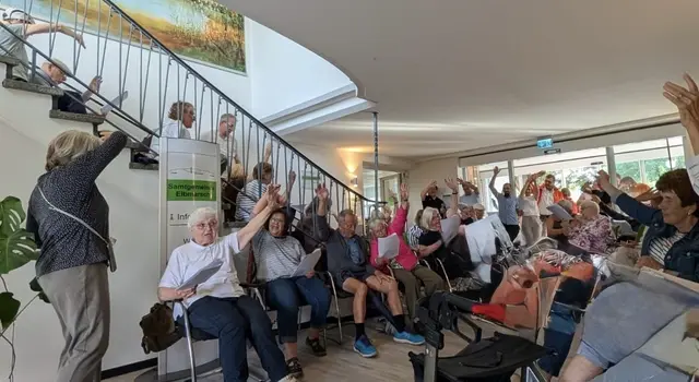 Rund 60 Teilnehmerinnen und Teilnehmer sangen begeistert mit | Foto: WIR