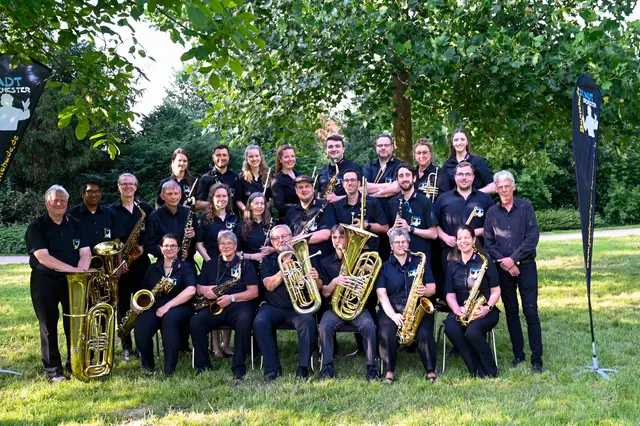 Das Stadtorchester Buxtehude nach dem Picknickkonzert 2025 im Stadtpark am Viver – die Sommertradition besteht seit 2016 | Foto: Stadtorchester Buxtehude