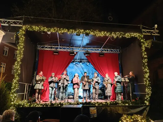 Beim Wintermärchen auf dem Buxtehuder Weihnachtsmarkt 2025 spielte eine kleine Besetzung des Orchester | Foto: Stadtorchester Buxtehude