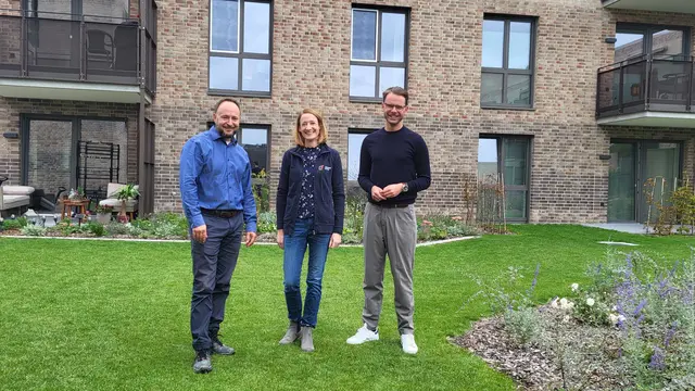 Guido Reinke (v. li.), Maren Klug und Niels Kohlhaase im Orchideenquartier 