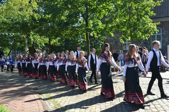 Die Landjugend Bargstedt läuft mit beim Ernteumzug und zeigt ihre traditionellen Tänze | Foto: sc