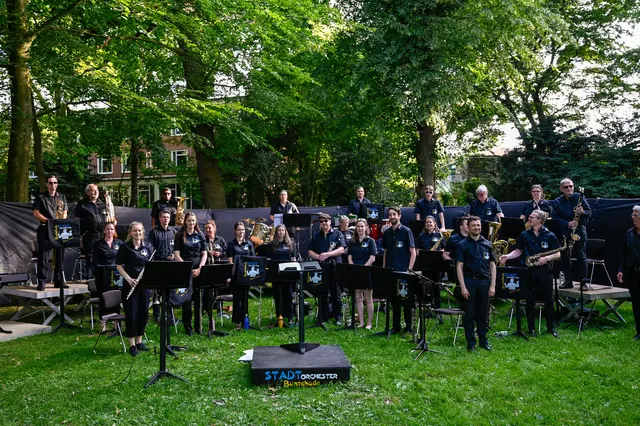 Schlussapplaus im Stadtpark: Das Stadtorchester nach dem Picknickkonzert 2025 – die Sommertradition besteht seit 2016 | Foto: Stadtorchester Buxtehude