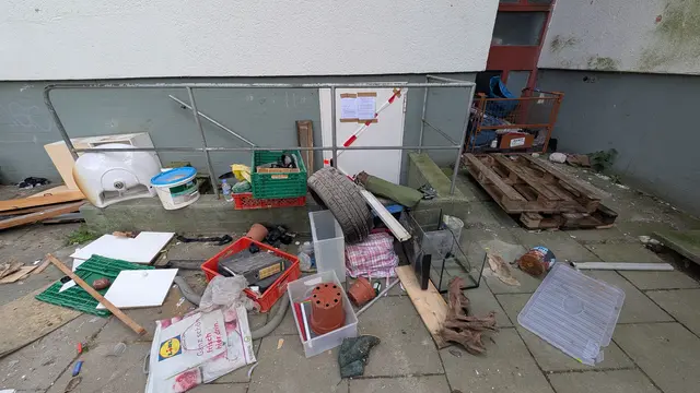 Vor dem Eingangsbereich liegt noch jede Menge Gerümpel | Foto: jd