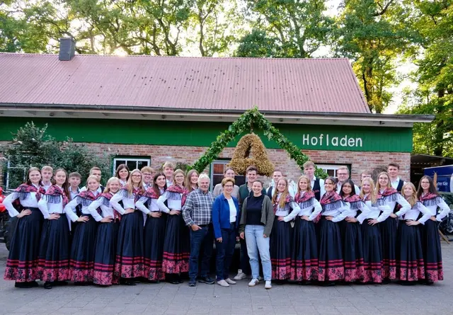 Die Landjugend Bargstedt mit dem bisherigen Erntekönig Onno Tipke und seiner Familie  | Foto: Landjugend Bargstedt