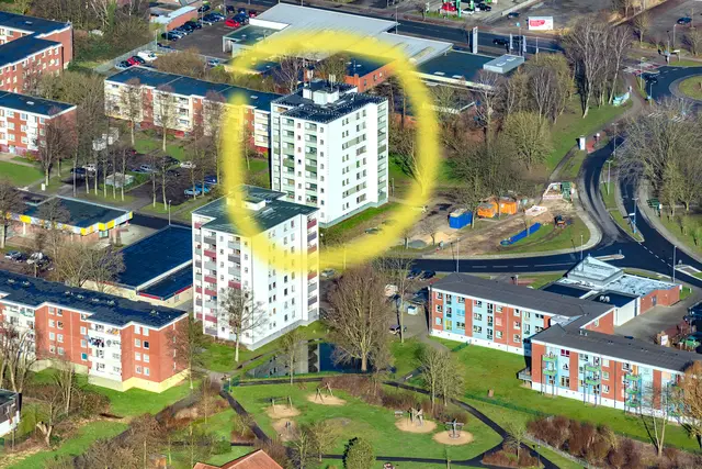 Dieses Wohnhaus im Altländer Viertel (gelber Kringel) wurde jetzt gesperrt. Es ist nach Angaben der Stadt unbewohnbar | Foto: Martin Elsen/nord-luftbilder.de