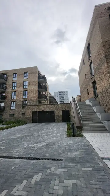 Eine besondere Architektur: Der begrünte Innenhof befindet sich auf dem Dach des Parkhauses auf Höhe der Wohnungen in der ersten Etage