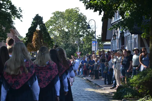 Viele Zuschauerinnen und Zuschauer gucken sich den beliebten Ernteumzug an  | Foto: sc